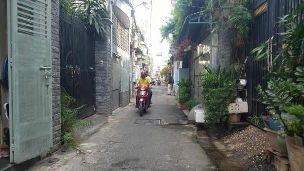 TP.HCM: Bị cướp giật trước nhà, người phụ nữ đuổi theo giành lại sợi dây chuyền vàng