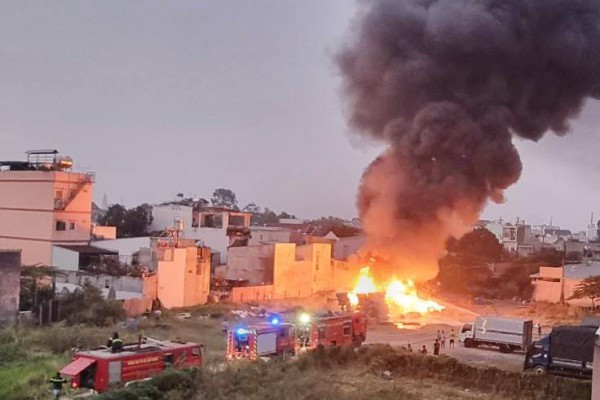 TP.HCM: Cháy bãi chứa cỏ nhân tạo, cả khu dân cư hoảng loạn TP.HCM: Cháy bãi chứa cỏ nhân tạo, cả khu dân cư hoảng loạn