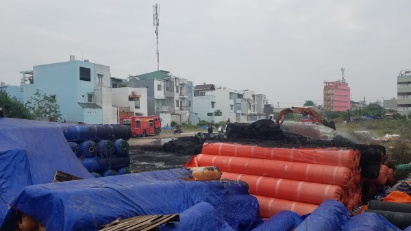 TP.HCM: Cháy bãi chứa cỏ nhân tạo, cả khu dân cư hoảng loạn TP.HCM: Cháy bãi chứa cỏ nhân tạo, cả khu dân cư hoảng loạn