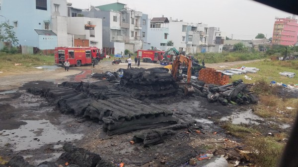 TP.HCM: Cháy bãi chứa cỏ nhân tạo, cả khu dân cư hoảng loạn TP.HCM: Cháy bãi chứa cỏ nhân tạo, cả khu dân cư hoảng loạn