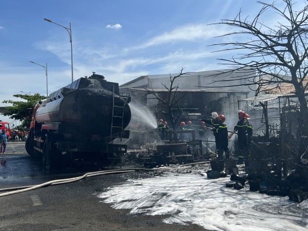 TP.HCM: Cháy xe bồn chở khoảng 20.000 lít xăng, lan sang nhiều nhà dân