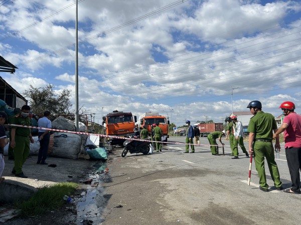 TP.HCM: Cháy xe bồn chở khoảng 20.000 lít xăng, lan sang nhiều nhà dân