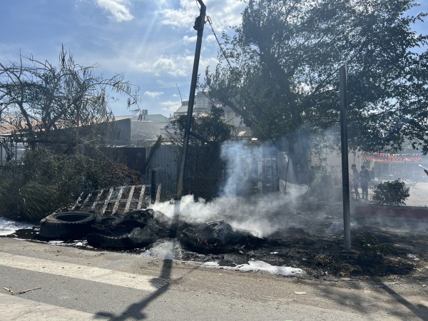 TP.HCM: Cháy xe bồn chở khoảng 20.000 lít xăng, lan sang nhiều nhà dân