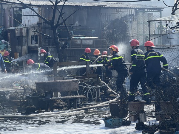 TP.HCM: Cháy xe bồn chở khoảng 20.000 lít xăng, lan sang nhiều nhà dân