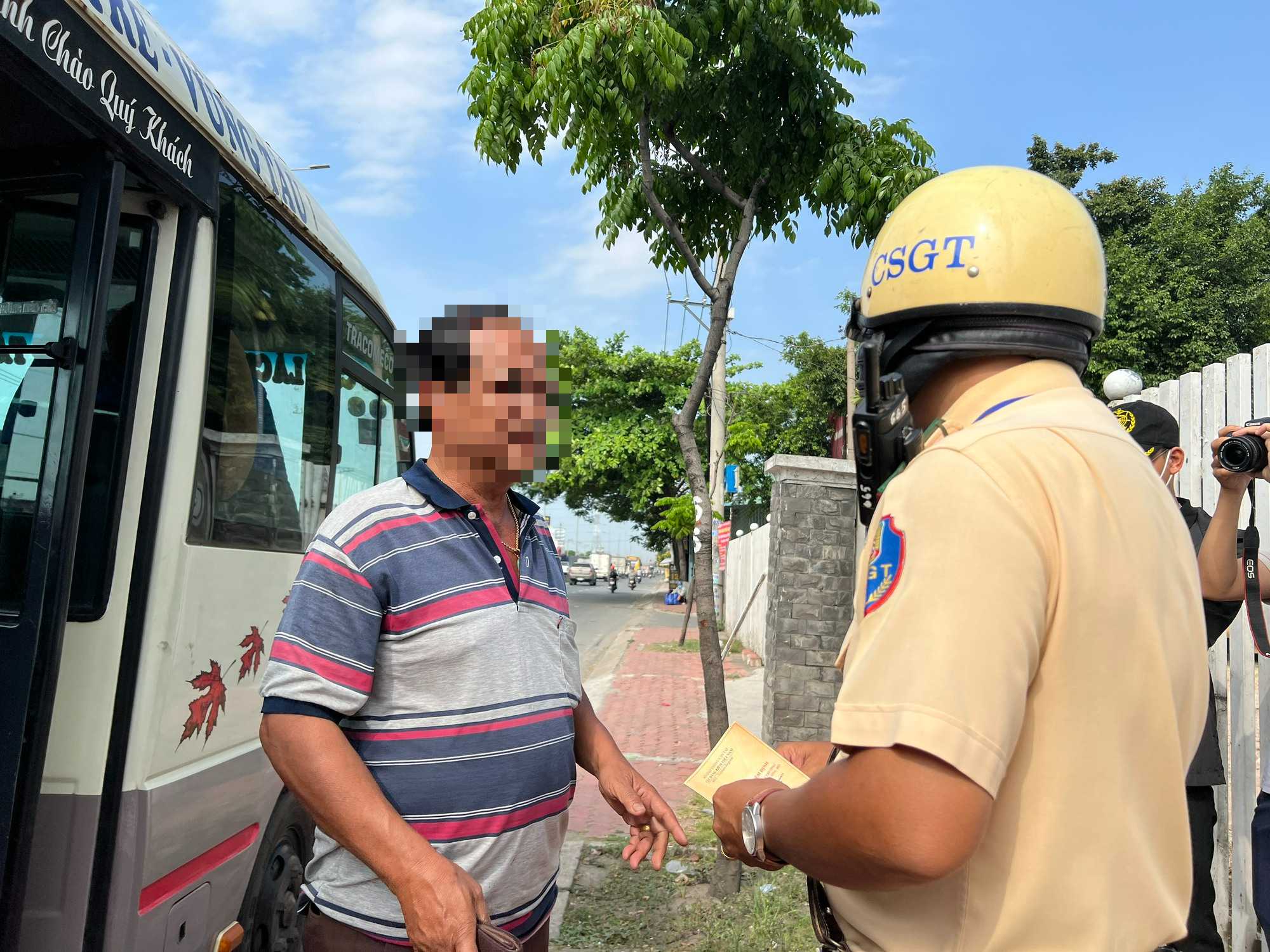 TP.HCM: Chứa hàng hóa trong khoang hành khách, tài xế bị phạt 700.000 đồng