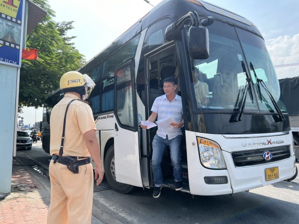 TP.HCM: Chứa hàng hóa trong khoang hành khách, tài xế bị phạt 700.000 đồng