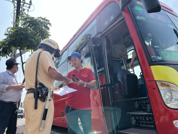 TP.HCM: Chứa hàng hóa trong khoang hành khách, tài xế bị phạt 700.000 đồng