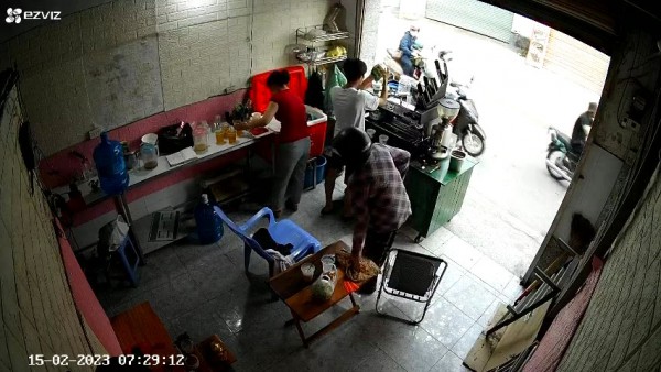 TP.HCM: Dàn cảnh mua 10 ly nước để trộm điện thoại