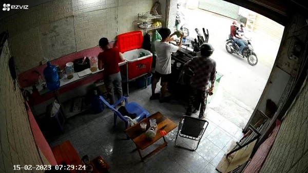TP.HCM: Dàn cảnh mua 10 ly nước để trộm điện thoại