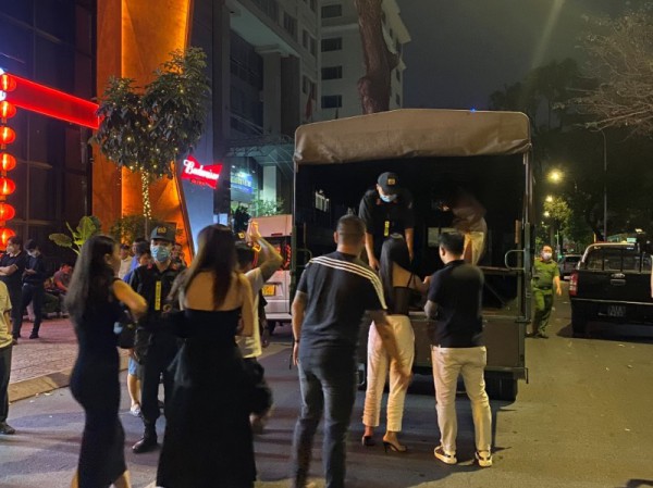 TP.HCM: Đột kích quán beer club ở Q.3, đưa hơn 400 người về trụ sở kiểm tra