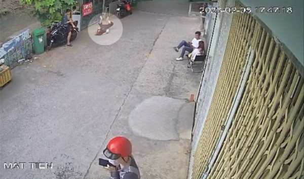 TP.HCM: Đuổi theo kẻ cướp giật điện thoại, cô gái ngã đập mặt xuống đường