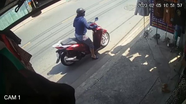 TP.HCM: Người phụ nữ đi xe SH trộm áo khoác ở cửa hàng quần áo