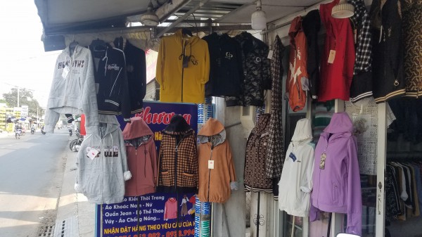 TP.HCM: Người phụ nữ đi xe SH trộm áo khoác ở cửa hàng quần áo