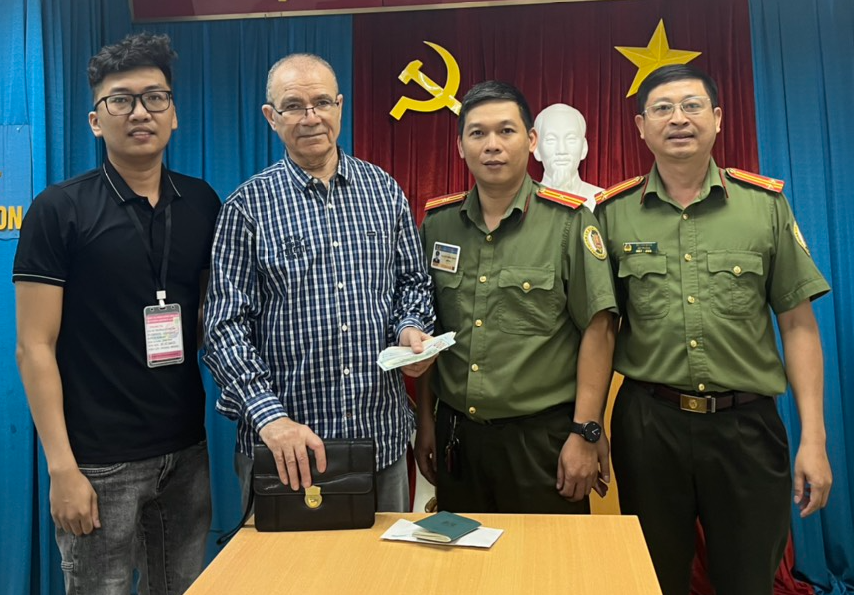 TP.HCM: Nhận lại tài sản đánh rơi, du khách viết thư cảm ơn công an cửa khẩu