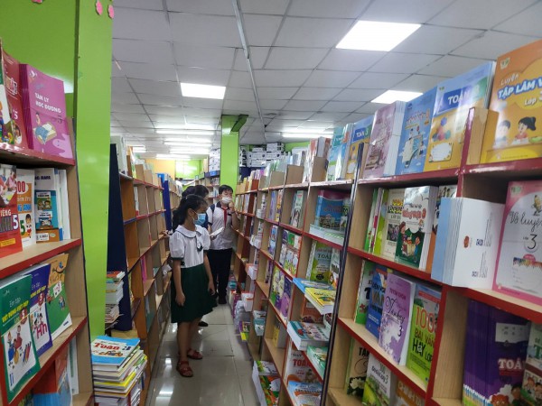 TP.HCM sẽ chi hàng tỉ đồng mua sách giáo khoa cho học sinh mượn TP.HCM sẽ chi hàng tỉ đồng mua sách giáo khoa cho học sinh mượn