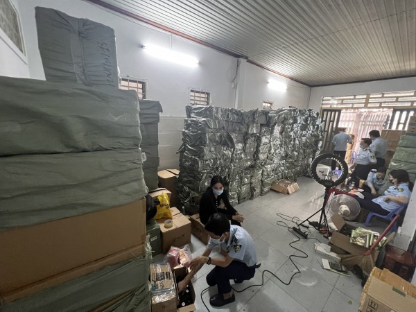 TP.HCM: Theo chân quản lý thị trường đột kích kho mỹ phẩm giả ở Q.Gò Vấp
