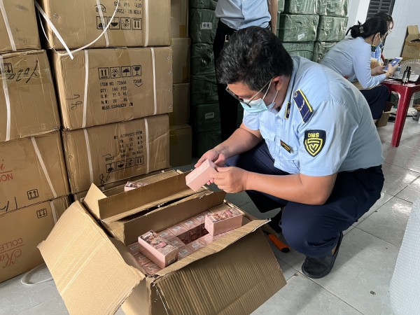 TP.HCM: Theo chân quản lý thị trường đột kích kho mỹ phẩm giả ở Q.Gò Vấp
