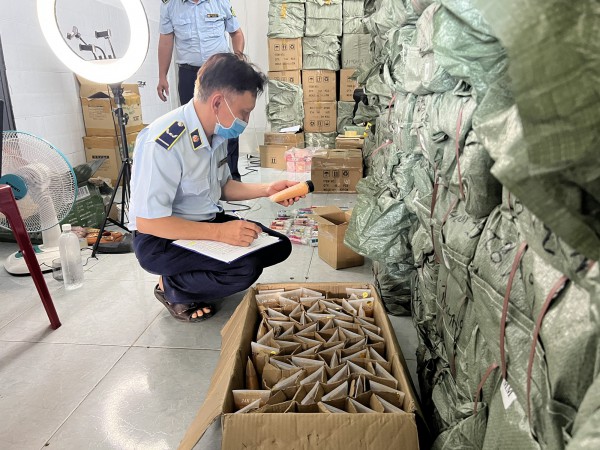 TP.HCM: Theo chân quản lý thị trường đột kích kho mỹ phẩm giả ở Q.Gò Vấp