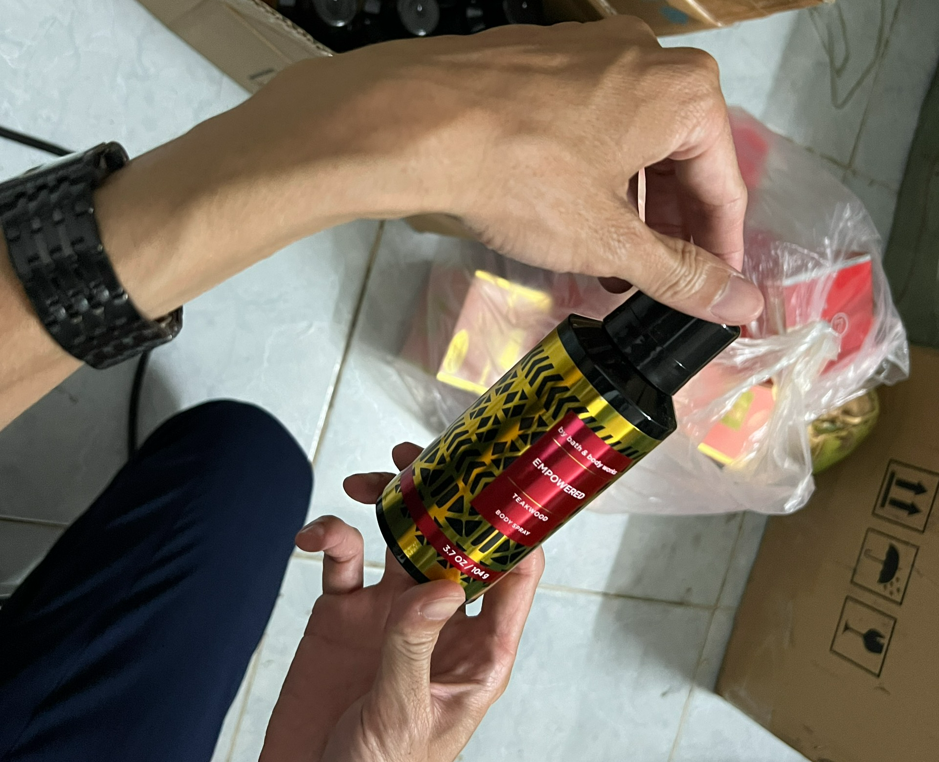 TP.HCM: Theo chân quản lý thị trường đột kích kho mỹ phẩm giả ở Q.Gò Vấp