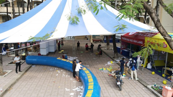 Trải nghiệm robot, ChatGPT tại gian hàng tư vấn mùa thi năm 2023