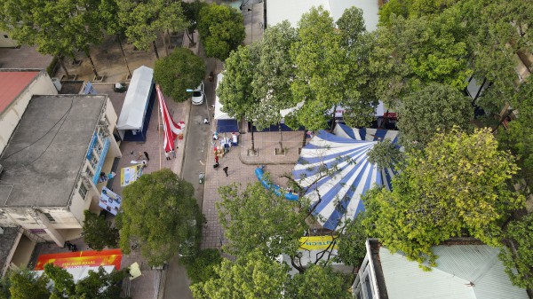 Trải nghiệm robot, ChatGPT tại gian hàng tư vấn mùa thi năm 2023