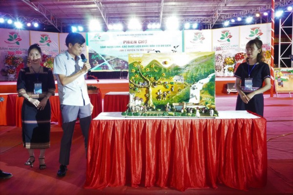 Tranh trên đá của học sinh được bán đấu giá ủng hộ người nghèo