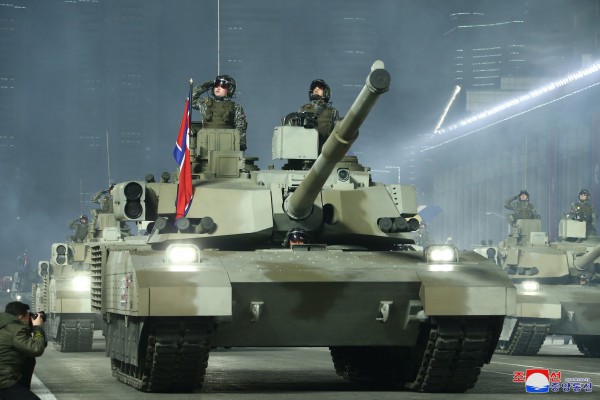 Triều Tiên trình diễn Hwasong-17 trong cuộc duyệt binh ban đêm