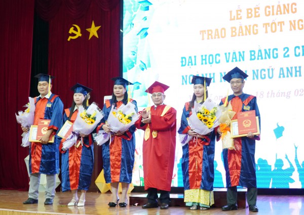 Trường ĐH Cửu Long: 30 nhà sư tốt nghiệp cử nhân ngành ngôn ngữ Anh