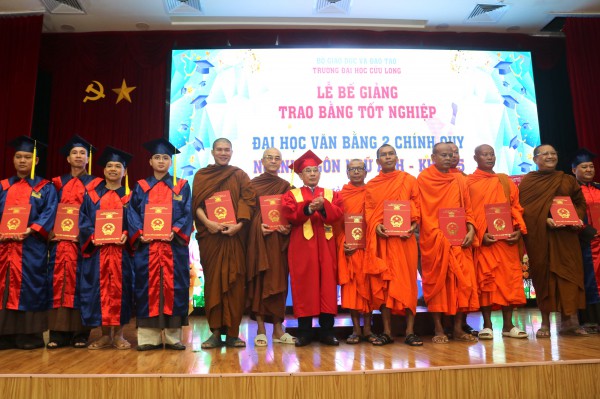 Trường ĐH Cửu Long: 30 nhà sư tốt nghiệp cử nhân ngành ngôn ngữ Anh