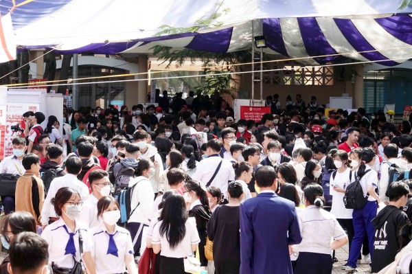 Tư vấn mùa thi: Đến gian hàng  để được truyền cảm hứng học ĐH