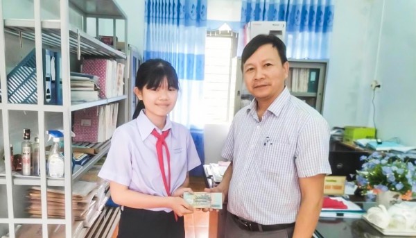 Tuyên dương học sinh trả lại gần 10 triệu đồng cho người đánh rơi Tuyên dương học sinh trả lại gần 10 triệu đồng cho người đánh rơi