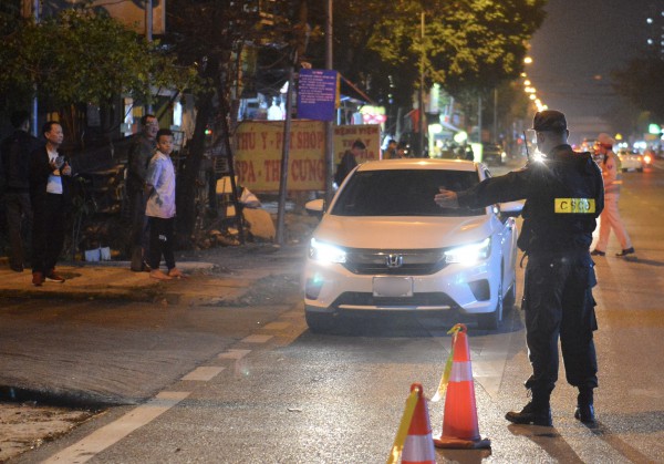 Uống 2 chén rồi đưa vợ đi chơi Valentine bị phạt nồng độ cồn Uống 2 chén rồi đưa vợ đi chơi Valentine bị phạt nồng độ cồn