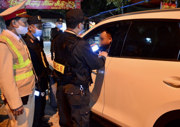 Uống 2 chén rồi đưa vợ đi chơi Valentine bị phạt nồng độ cồn Uống 2 chén rồi đưa vợ đi chơi Valentine bị phạt nồng độ cồn