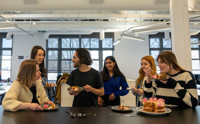 Văn hóa bánh ngọt vẫn "sống khỏe" ở công sở Anh