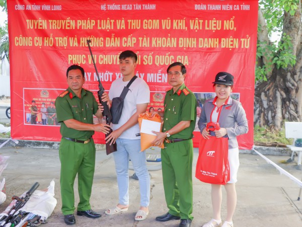 Vĩnh Long: Đem súng, đạn, roi điện, vũ khí tự chế... đi đổi quà