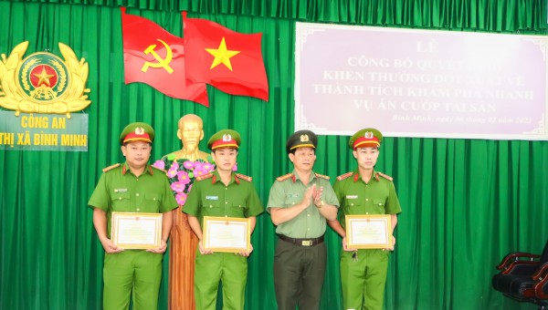 Vĩnh Long: Khen thưởng tập thể, cá nhân bắt nhanh nghi phạm cướp tiệm vàng