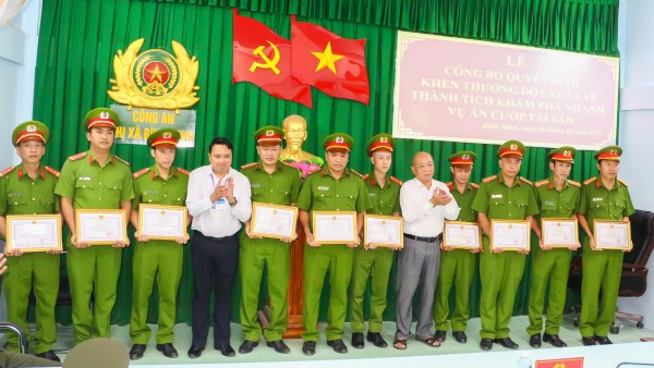 Vĩnh Long: Khen thưởng tập thể, cá nhân bắt nhanh nghi phạm cướp tiệm vàng