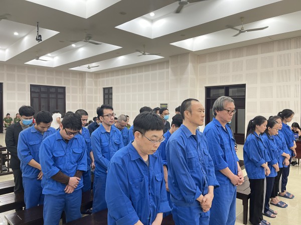 Vụ nhập cảnh trái phép lớn nhất Đà Nẵng: 24 bị cáo lãnh án Vụ nhập cảnh trái phép lớn nhất Đà Nẵng: 24 bị cáo lãnh án