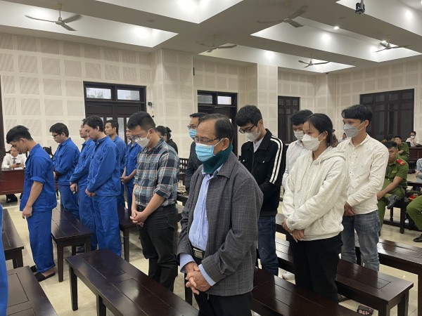 Vụ nhập cảnh trái phép lớn nhất Đà Nẵng: 24 bị cáo lãnh án Vụ nhập cảnh trái phép lớn nhất Đà Nẵng: 24 bị cáo lãnh án
