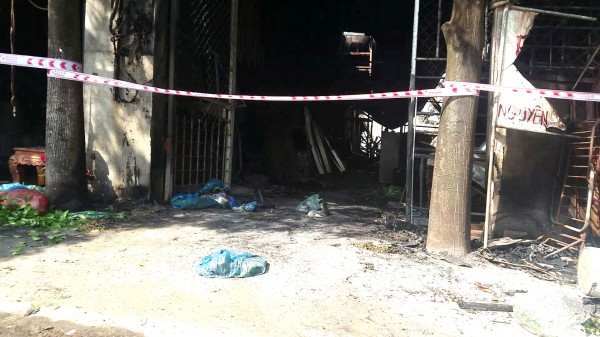 Xưởng gỗ ở TP.HCM cháy trong đêm, thiêu rụi nhiều tài sản