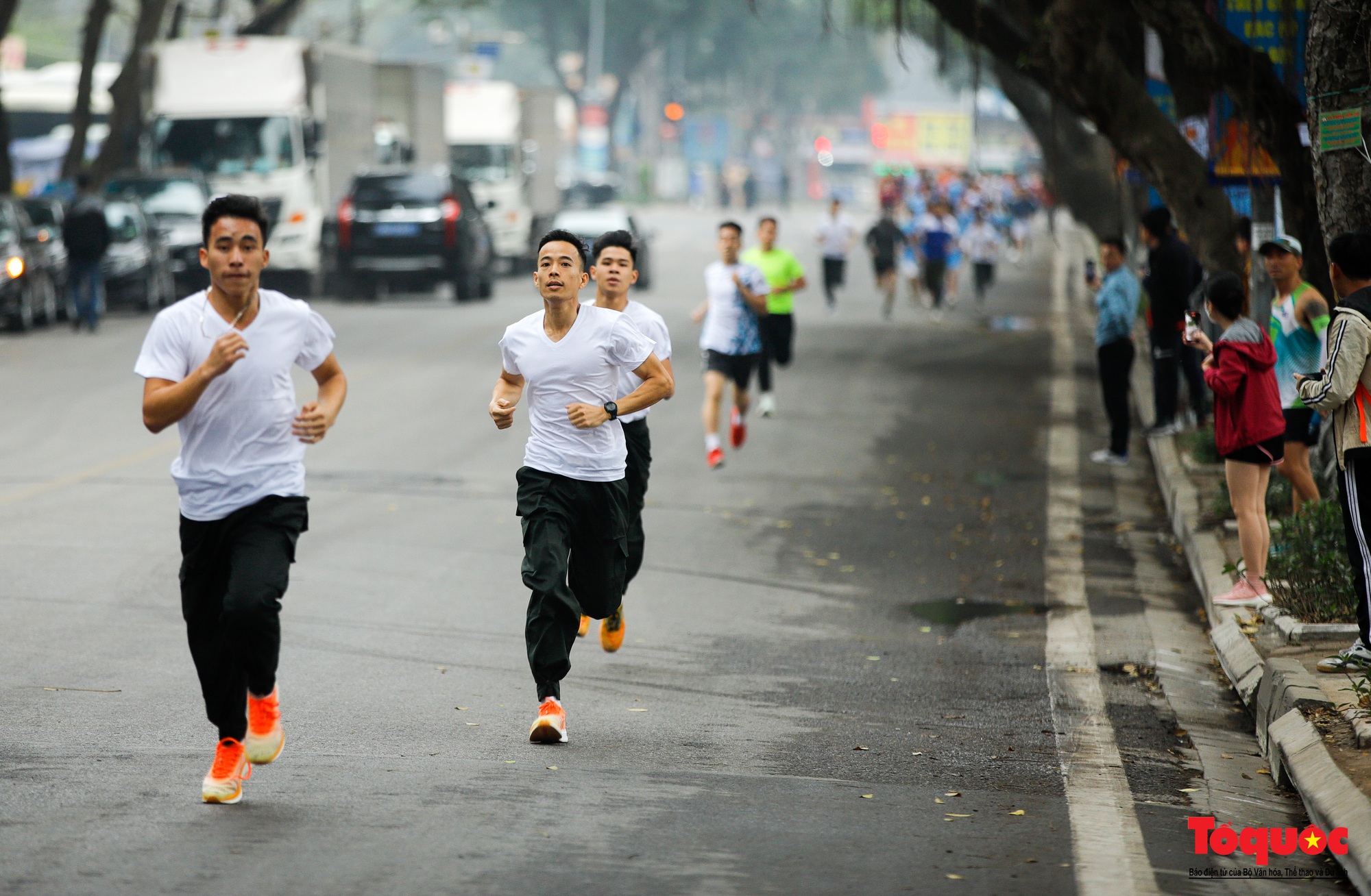 Bộ Công an tổ chức Ngày chạy Olympic vì sức khỏe toàn dân - Ảnh 10. Bộ Công an tổ chức Ngày chạy Olympic vì sức khỏe toàn dân - Ảnh 10.