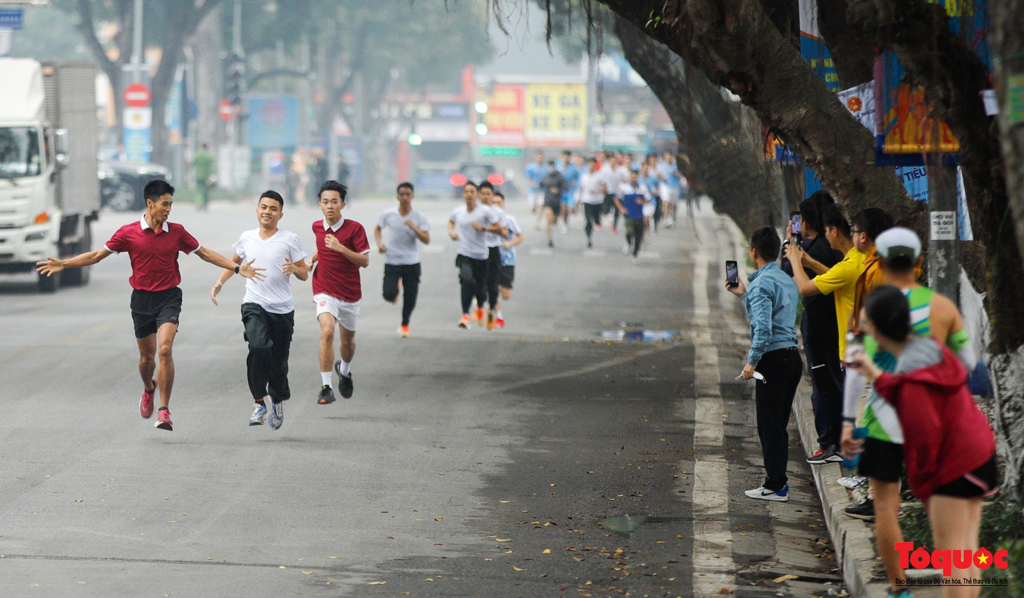 Bộ Công an tổ chức Ngày chạy Olympic vì sức khỏe toàn dân - Ảnh 9. Bộ Công an tổ chức Ngày chạy Olympic vì sức khỏe toàn dân - Ảnh 9.