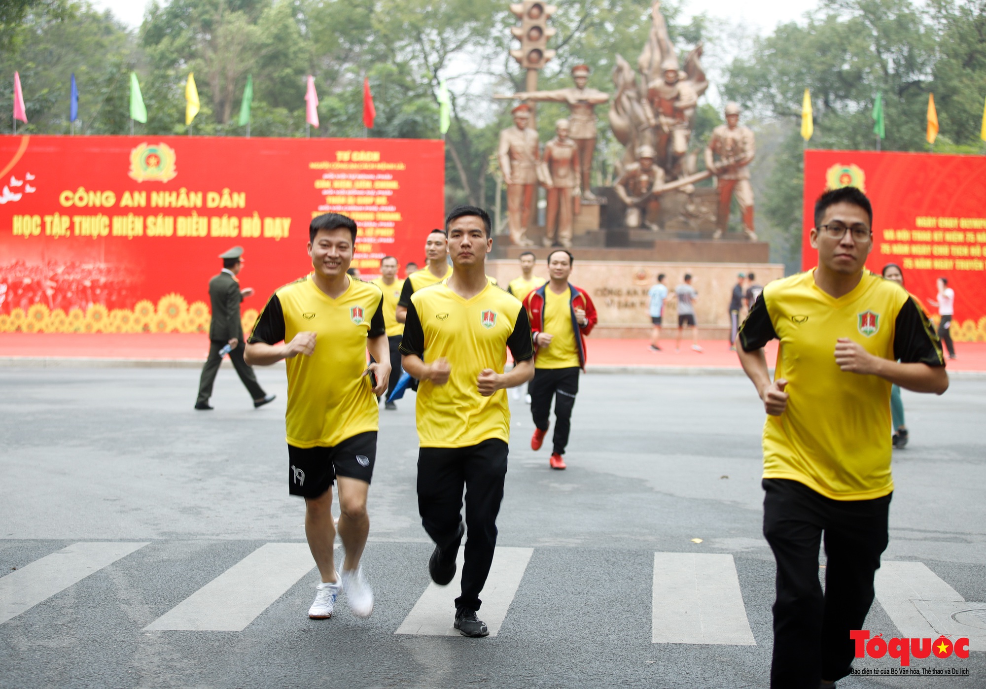Bộ Công an tổ chức Ngày chạy Olympic vì sức khỏe toàn dân - Ảnh 12. Bộ Công an tổ chức Ngày chạy Olympic vì sức khỏe toàn dân - Ảnh 12.