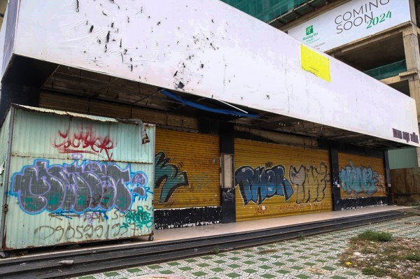 Nhiều nhà hàng lớn bỏ hoang trong mùa cao điểm du lịch ở Đà Nẵng