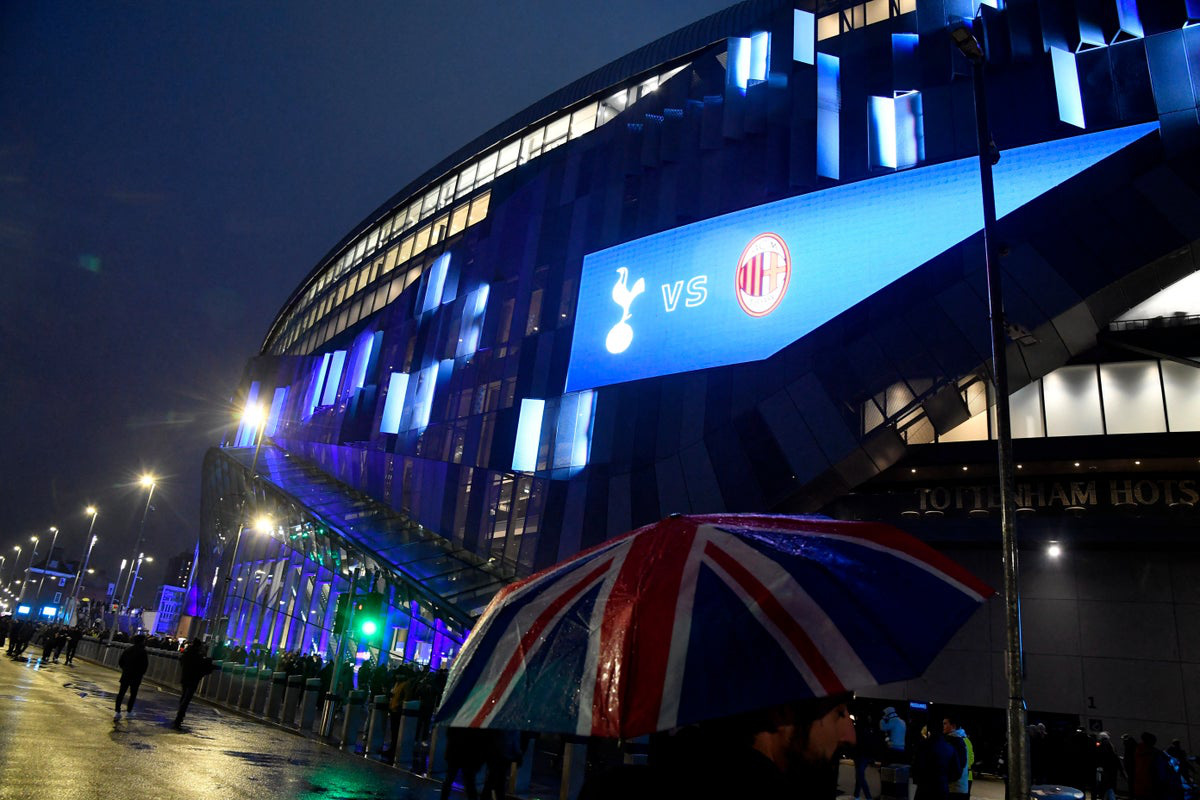 Trận Tottenham gặp AC Milan bị muộn 10 phút vì... tắc đường Trận Tottenham gặp AC Milan bị muộn 10 phút vì... tắc đường
