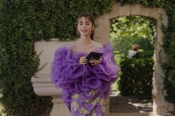 Ngắm loạt trang phục hút mắt của nàng “tắc kè hoa” Lily Collins trong "Emily In Paris 3"