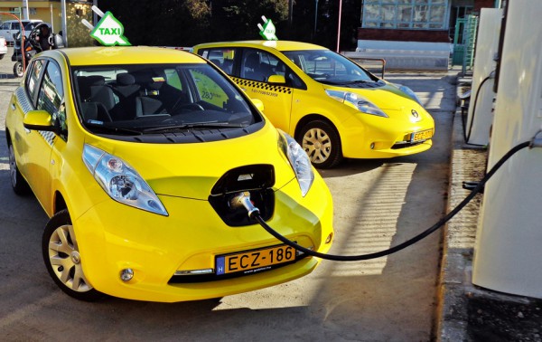 Nhiều tài xế taxi trên thế giới chuyển sang dùng xe điện