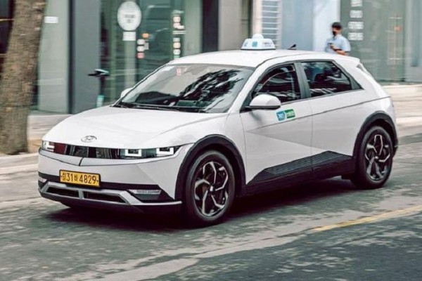 Nhiều tài xế taxi trên thế giới chuyển sang dùng xe điện