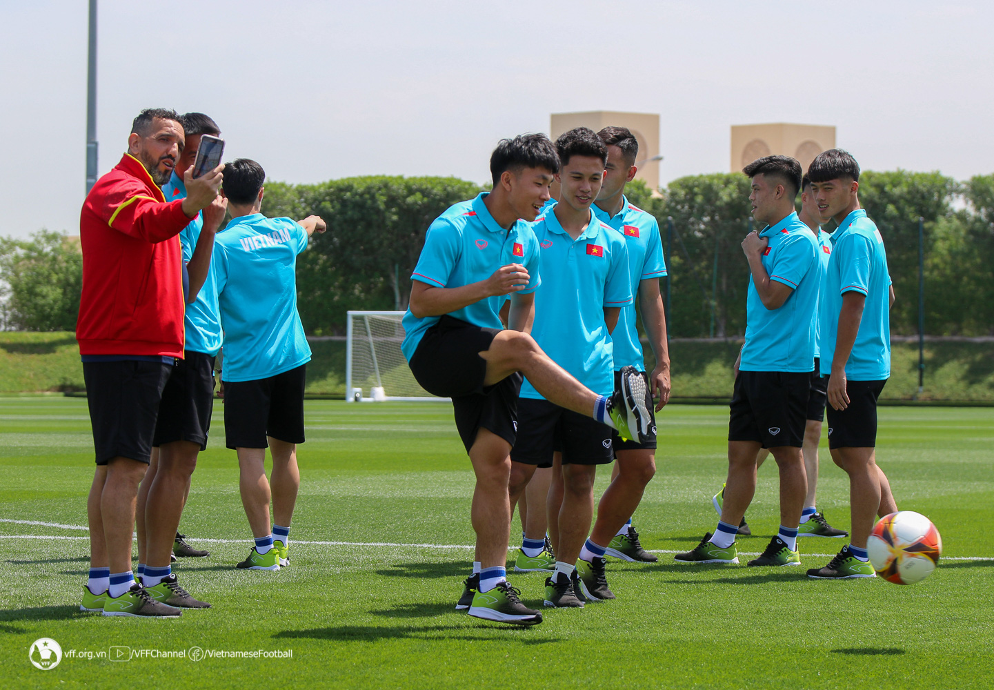 U23 Việt Nam hứng khởi trên sân tập của nhà ĐKVĐ World Cup