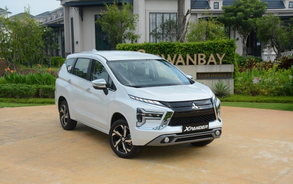 Xe gia đình cỡ nhỏ: Toyota Veloz vẫn khó 